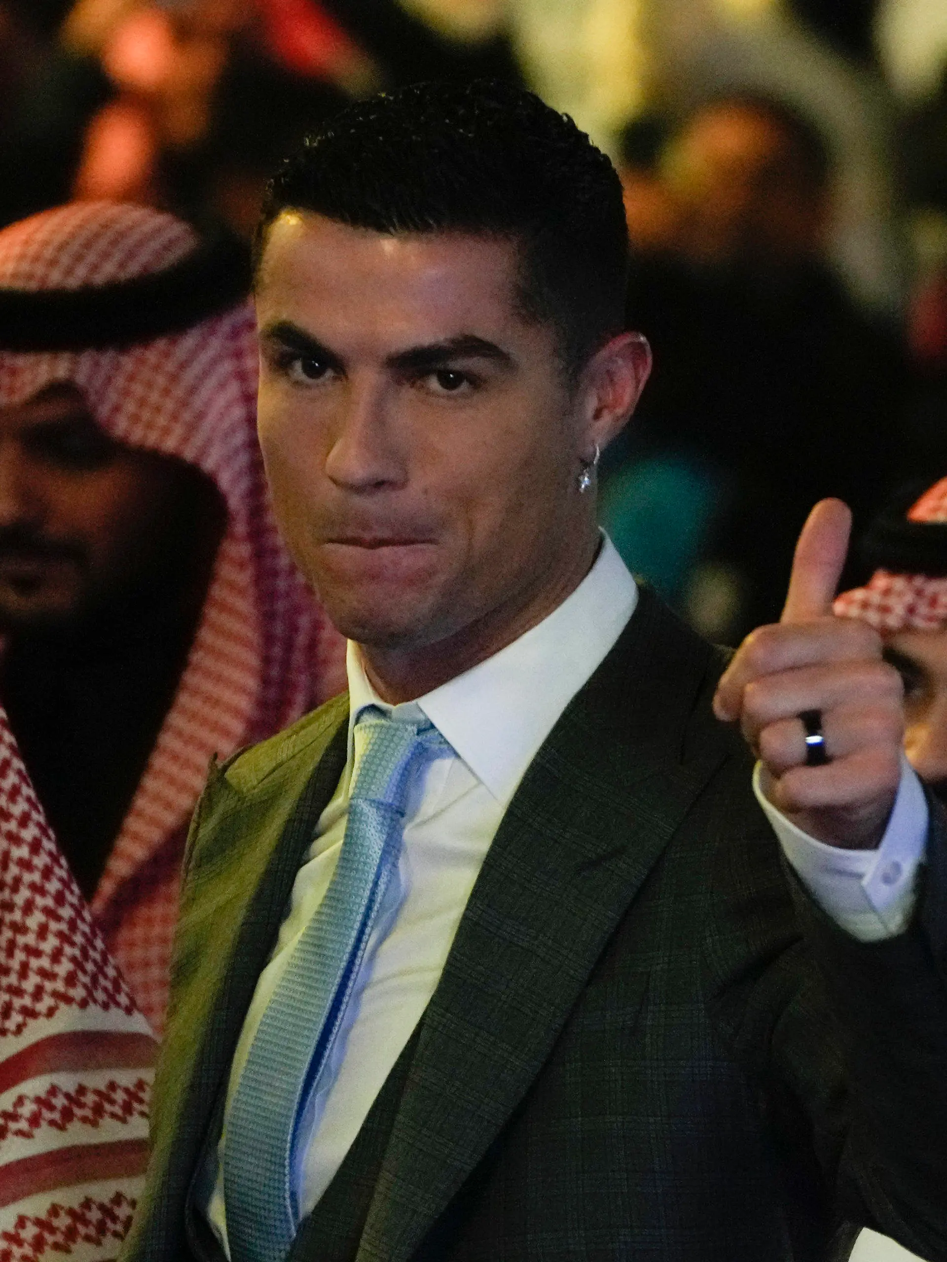03.01.2023, Saudi-Arabien, Riad: Cristiano Ronaldo, portugiesischer Fußballstar, reagiert während seiner offiziellen Vorstellung als neues Mitglied des Fußballclubs Al Nassr. Ronaldo schloss einen lukrativen Wechsel zum saudi-arabischen Klub Al Nassr ab. Foto: Amr Nabil/AP/dpa +++ dpa-Bildfunk +++