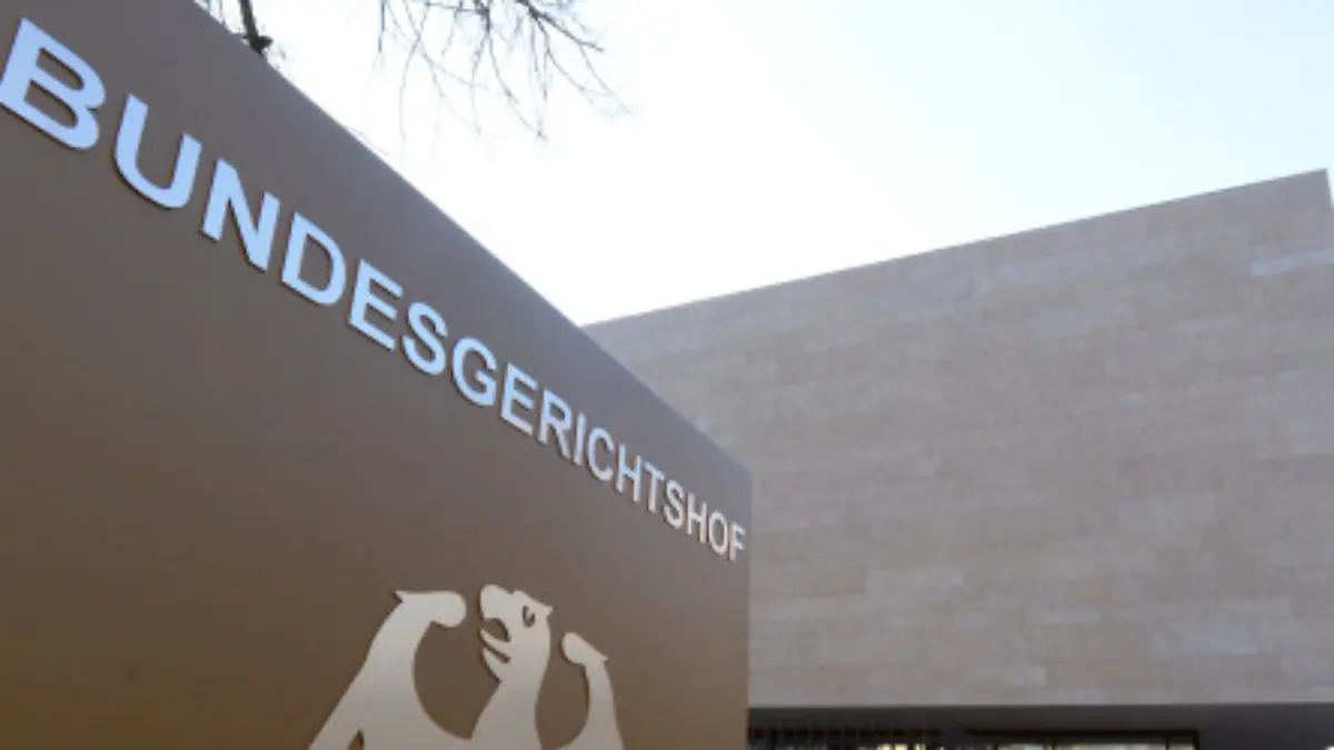 ARCHIV - Blick auf den Bundesgerichtshof (BGH) in Karlsruhe (Baden-Württemberg) mit einem Hinweisschild und Bundesadler, aufgenommen am 14.02.2013. Der Bundesgerichtshof (BGH) verhandelt über die Verurteilung von fünf mutmaßlich rechtsextremen Fußball-Hooligans. Foto: Uli Deck/dpa (zu dpa « Barzahlungen am Bankschalter: Der BGH entscheidet über Gebühren» vom 27.01.2015) +++(c) dpa - Bildfunk+++