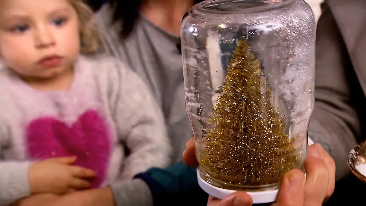Schneekugeln aus Einmachgläsern basteln: So einfach geht's! Wunderschönes Schnee-Gestöber