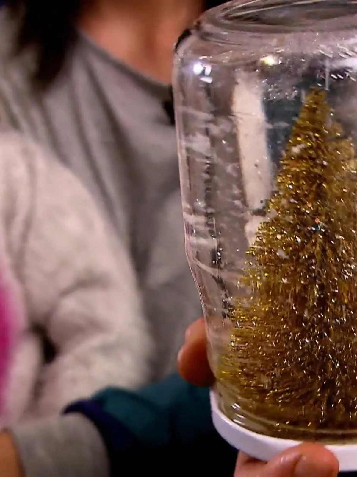 Bild zu: "Schneekugeln aus Einmachgläsern basteln: So einfach geht's!"