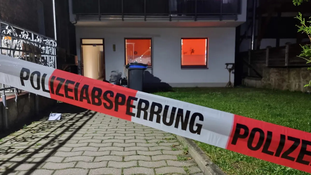 27.06.2022, Niedersachsen, Obernkirchen: Blick auf die Rückseite eines Hauses mit einem Absperrband der Polizei davor. Eine 75-jährige Frau ist am Montag in ihrem Schreibwarengeschäft in Obernkirchen tot aufgefunden worden. Derzeit gehe man von einem Tötungsdelikt aus, teilten Polizei und Staatsanwaltschaft Bückeburg mit. Den Angaben zufolge deuten die Spuren am Tatort darauf hin, dass die Frau einem Gewaltverbrechen zum Opfer gefallen ist. Genauere Angaben zur Todesursache oder zum Tathergang konnte die Polizei bis zum Abend nicht machen. Foto: -/TNN/dpa +++ dpa-Bildfunk +++