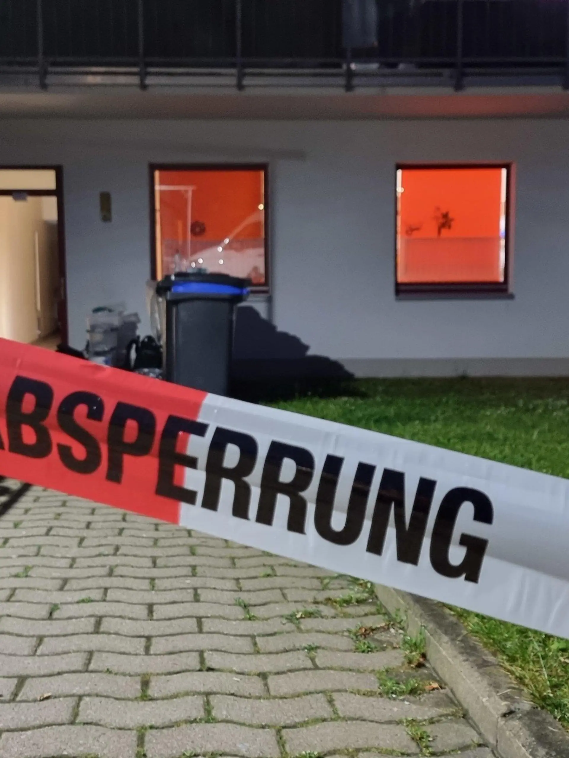 27.06.2022, Niedersachsen, Obernkirchen: Blick auf die Rückseite eines Hauses mit einem Absperrband der Polizei davor. Eine 75-jährige Frau ist am Montag in ihrem Schreibwarengeschäft in Obernkirchen tot aufgefunden worden. Derzeit gehe man von einem Tötungsdelikt aus, teilten Polizei und Staatsanwaltschaft Bückeburg mit. Den Angaben zufolge deuten die Spuren am Tatort darauf hin, dass die Frau einem Gewaltverbrechen zum Opfer gefallen ist. Genauere Angaben zur Todesursache oder zum Tathergang konnte die Polizei bis zum Abend nicht machen. Foto: -/TNN/dpa +++ dpa-Bildfunk +++