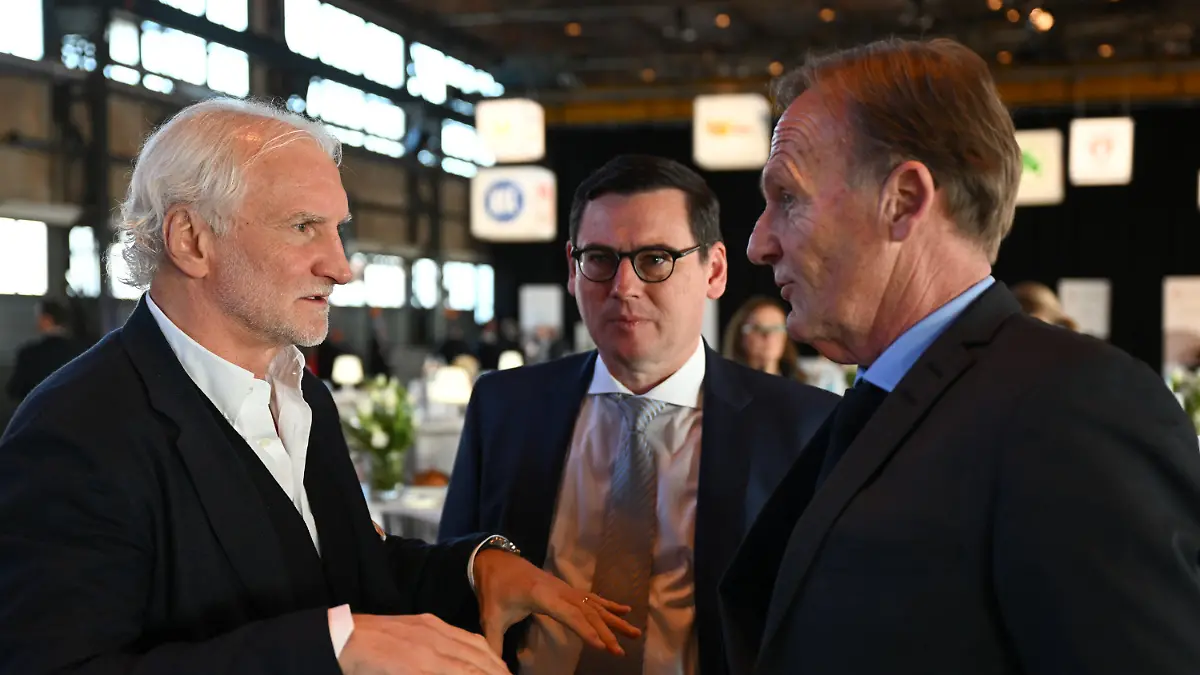 17.01.2023, Hessen, Offenbach/Main: Rudi Völler (l-r), Oliver Leki, DFL-Interimsgeschäftsführer, Hans-Joachim Watzke, Sprecher des DFL-Präsidiums und DFL-Aufsichtsratsvorsitzender, stehen beim DFL-Neujahrsempfang zusammen. Beim Neujahrsempfang der Deutschen Fußball Liga (DFL) werden traditionell die Herausforderungen für den Profifußball in den kommenden Monaten angesprochen. (zu dpa: «Alle loben Retter Rudi: Völler auf dem Sprung zum DFB») Foto: Arne Dedert/dpa +++ dpa-Bildfunk +++