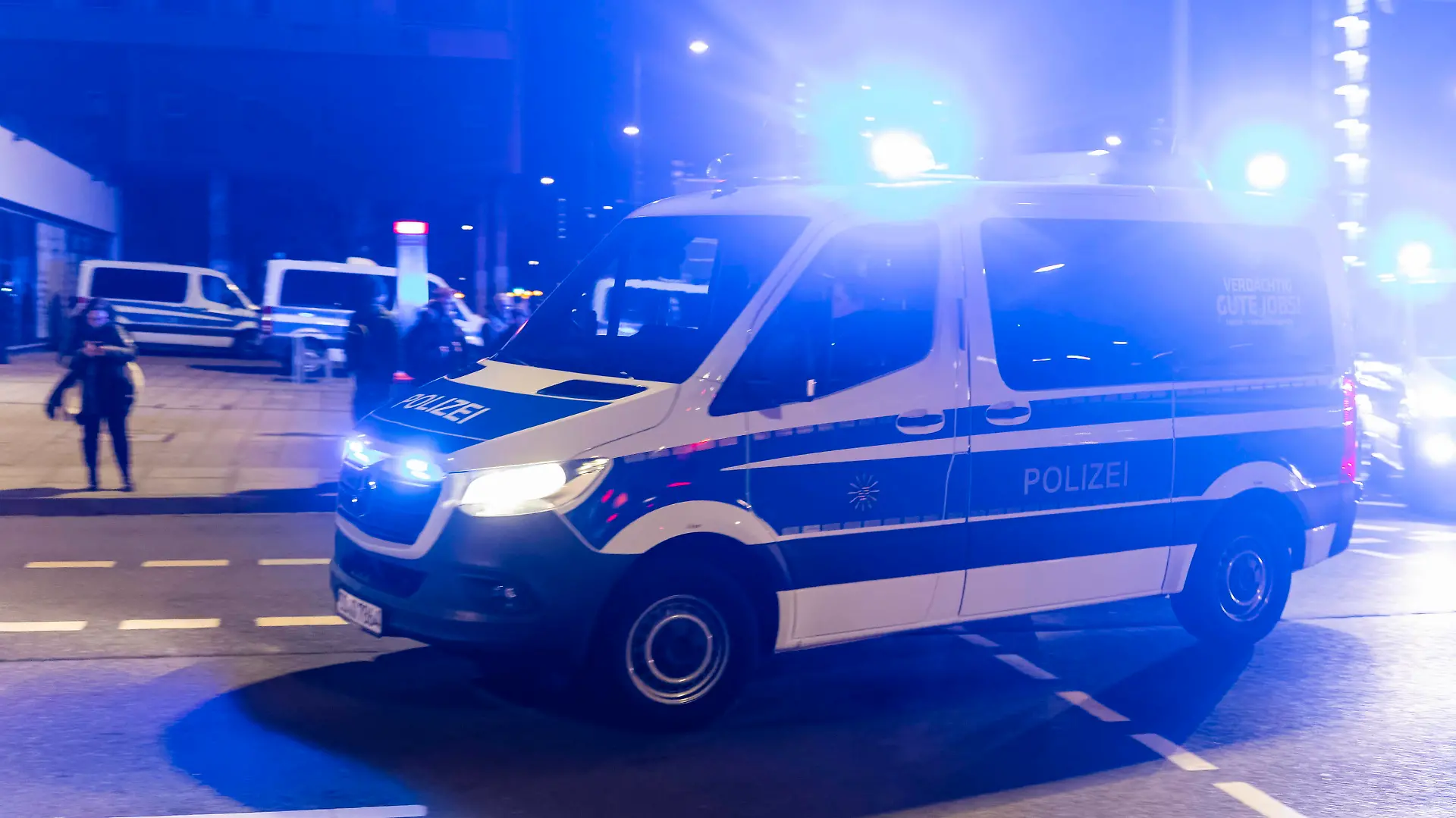 Polizeieinsatz Coronaleugner wollten in Dresden eine Demonstration veranstelten, welche von der Stadt Dresden verboten wurde. Bis zu 500 Personen ignorierten dieses jedoch. Einheiten der sächsischen Bereitschaftspolizei sowie Berliner Polizisten unterbanden dieses jedoch.. Insgesamt waren 780 Polizisten im Einsatz. Einsatzfahrt mit Sondersignal, Blaulicht. Dresden Sachsen GERMANY *** Police operation Coronaleugner wanted to veranstelten a demonstration in Dresden, which was banned by the city of Dresden Up to 500 people ignored this, however, units of the Saxon riot police and Berlin police officers stopped this, however, A total of 780 police officers were in action Operation drive with special signal, blue light Dresden Saxony GERMANY