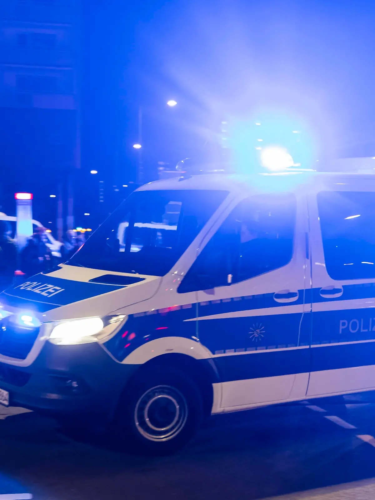  Polizeieinsatz Coronaleugner wollten in Dresden eine Demonstration veranstelten, welche von der Stadt Dresden verboten wurde. Bis zu 500 Personen ignorierten dieses jedoch. Einheiten der sächsischen Bereitschaftspolizei sowie Berliner Polizisten unterbanden dieses jedoch.. Insgesamt waren 780 Polizisten im Einsatz. Einsatzfahrt mit Sondersignal, Blaulicht. Dresden Sachsen GERMANY *** Police operation Coronaleugner wanted to veranstelten a demonstration in Dresden, which was banned by the city of Dresden Up to 500 people ignored this, however, units of the Saxon riot police and Berlin police officers stopped this, however, A total of 780 police officers were in action Operation drive with special signal, blue light Dresden Saxony GERMANY
