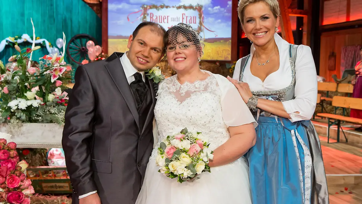 Der schüchterne Schwabe Martin und seine Jenny haben sich 2010 bei "Bauer sucht Frau" kennen und lieben gelernt. Nun läuten während der Show endlich die Hochzeitsglocken. Rechts Moderatorin Inka Bause.