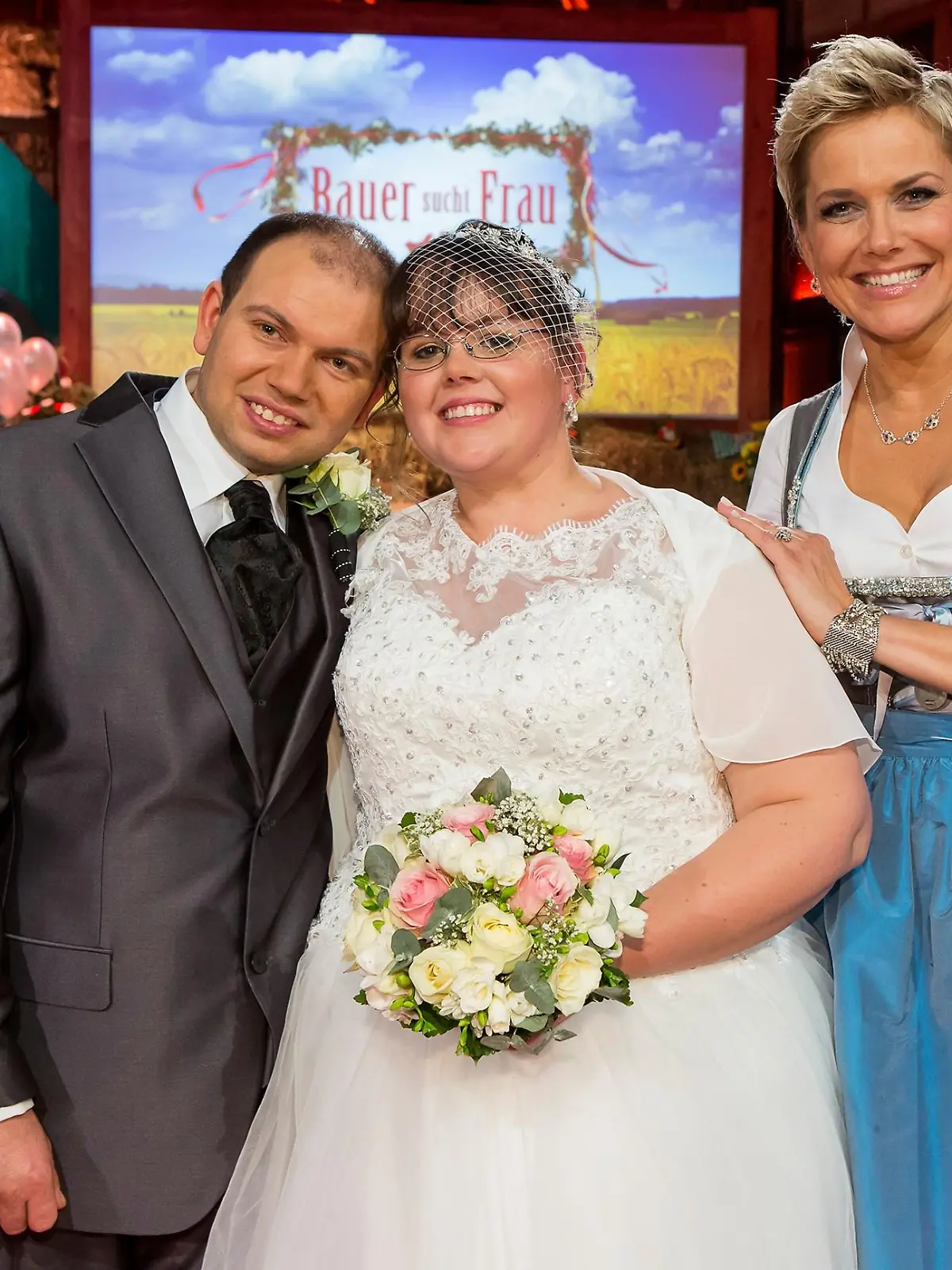 Der schüchterne Schwabe Martin und seine Jenny haben sich 2010 bei "Bauer sucht Frau" kennen und lieben gelernt. Nun läuten während der Show endlich die Hochzeitsglocken. Rechts Moderatorin Inka Bause.