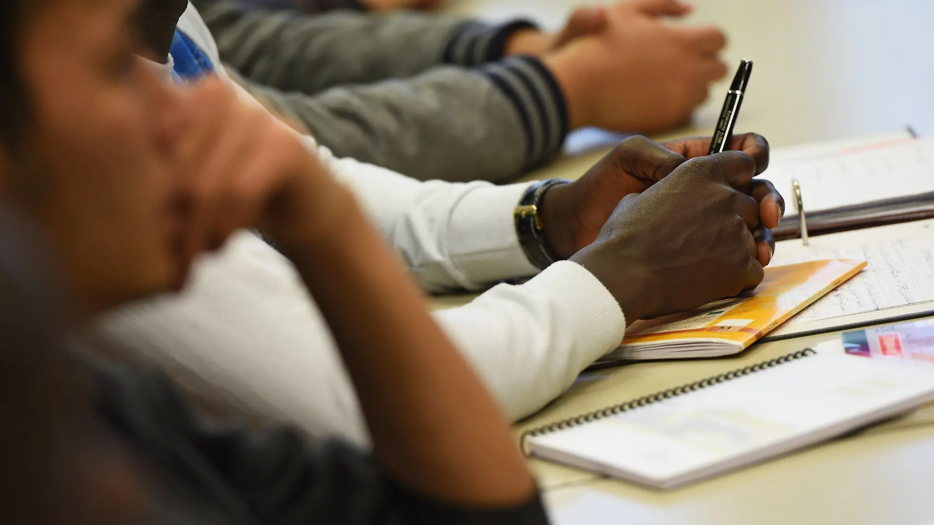 Eine gemischte Klasse, bestehend aus aus Zuwanderern, Flüchtlingen und ehemalige Flüchtlingen, hat am 17.11.2015 in der Edith-Stein-Schule in Ravensburg (Baden-Württemberg) Unterricht. Ziel ist das Erreichen des Hauptschulabschlusses. Foto: Felix Kästle/dpa (zu lsw Meldung: «Lehrer stoßen an ihre Belastungsgrenze» vom 19.11.2015) +++(c) dpa - Bildfunk+++