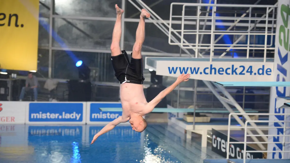 Stefan Raab lässt zum letzten Mal diverse Promis in der Münchner Olympia-Schwimmhalle zum "TV total Turmspringen" antreten