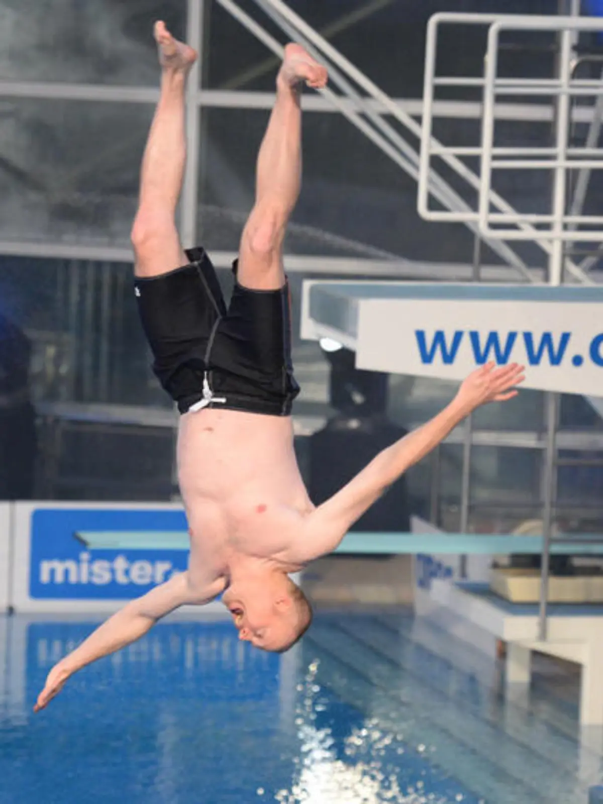 Stefan Raab lässt zum letzten Mal diverse Promis in der Münchner Olympia-Schwimmhalle zum "TV total Turmspringen" antreten