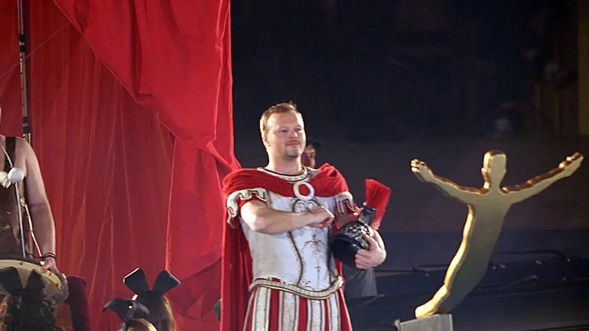 Stefan Raab während des Einmarschs zu seinem ersten "TV total Turmspringen" im Jahr 2004