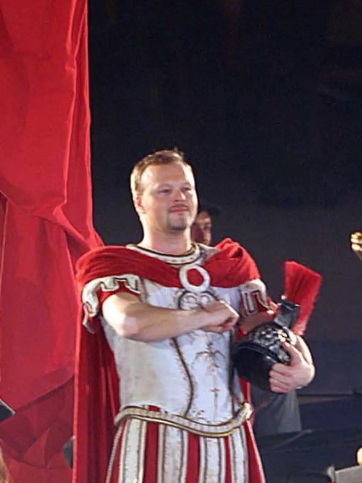 Stefan Raab während des Einmarschs zu seinem ersten "TV total Turmspringen" im Jahr 2004