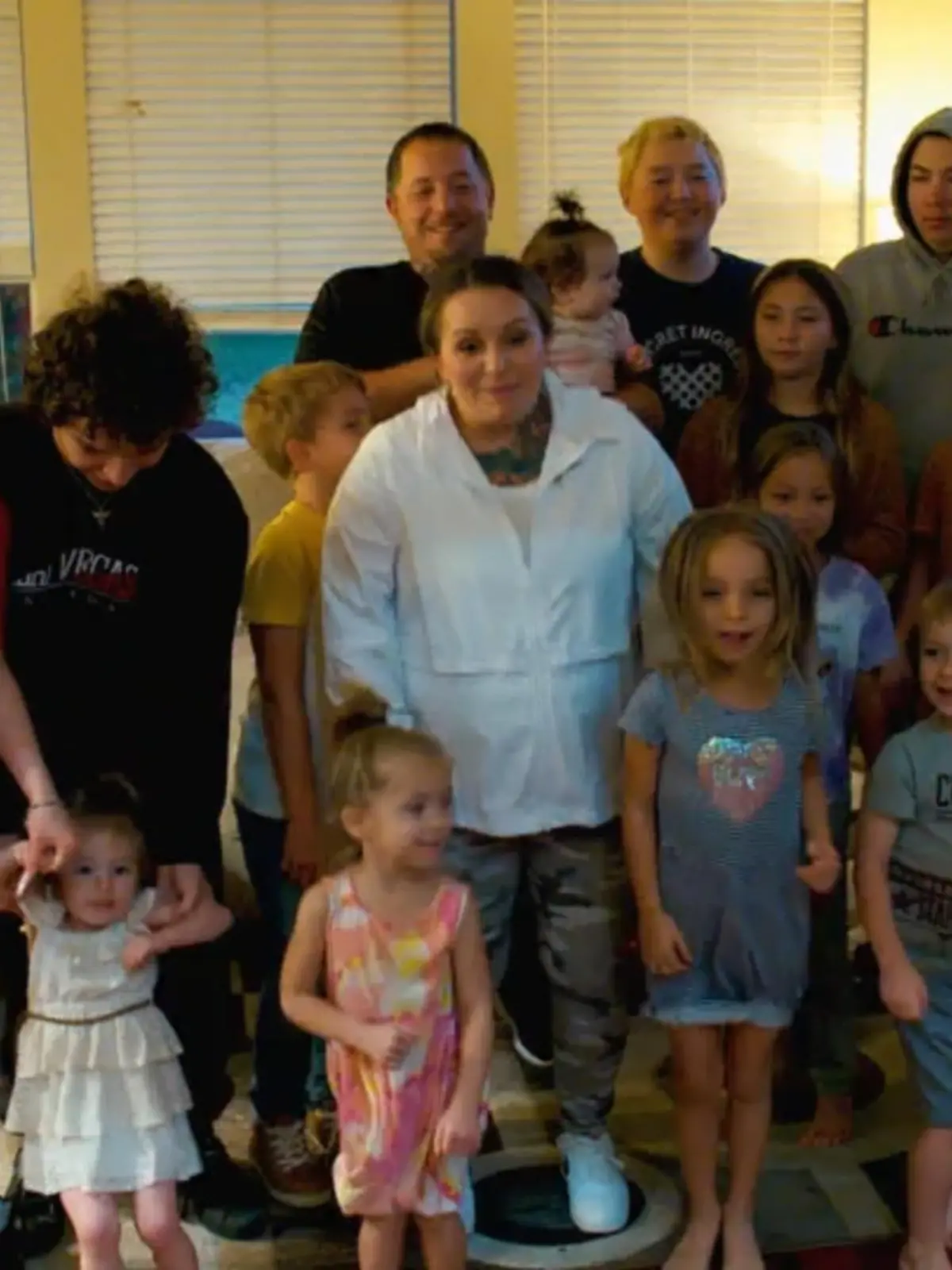 Als Desiree und Christopher sich kennenlernen, hat sie schon drei Kinder, und er bringt acht Kinder mit in die Beziehung.
Auf einen Schlag sind die beiden also 11-fache Eltern. Aber das reicht den beiden nicht und sie bekommen noch sieben gemeinsame Kinder. Jetzt ist sogar Kind Nummer 19 unterwegs.