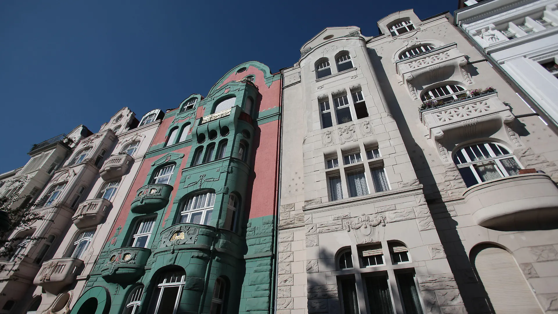 ARCHIV - Die Fassaden von Wohnhäusern aus der Kölner Südstadt (Nordrhein-Westfalen) sind am 23.08.2012 zu sehen. Die Wohnungspolitik und Mietpreis-Bremsen ist einer der Streitpunkte, wenn Union und SPD an diesem Freitag ihre Sondierungsgespräche über eine große Koalition starten. Foto: Oliver Berg/dpa +++(c) dpa - Bildfunk+++
