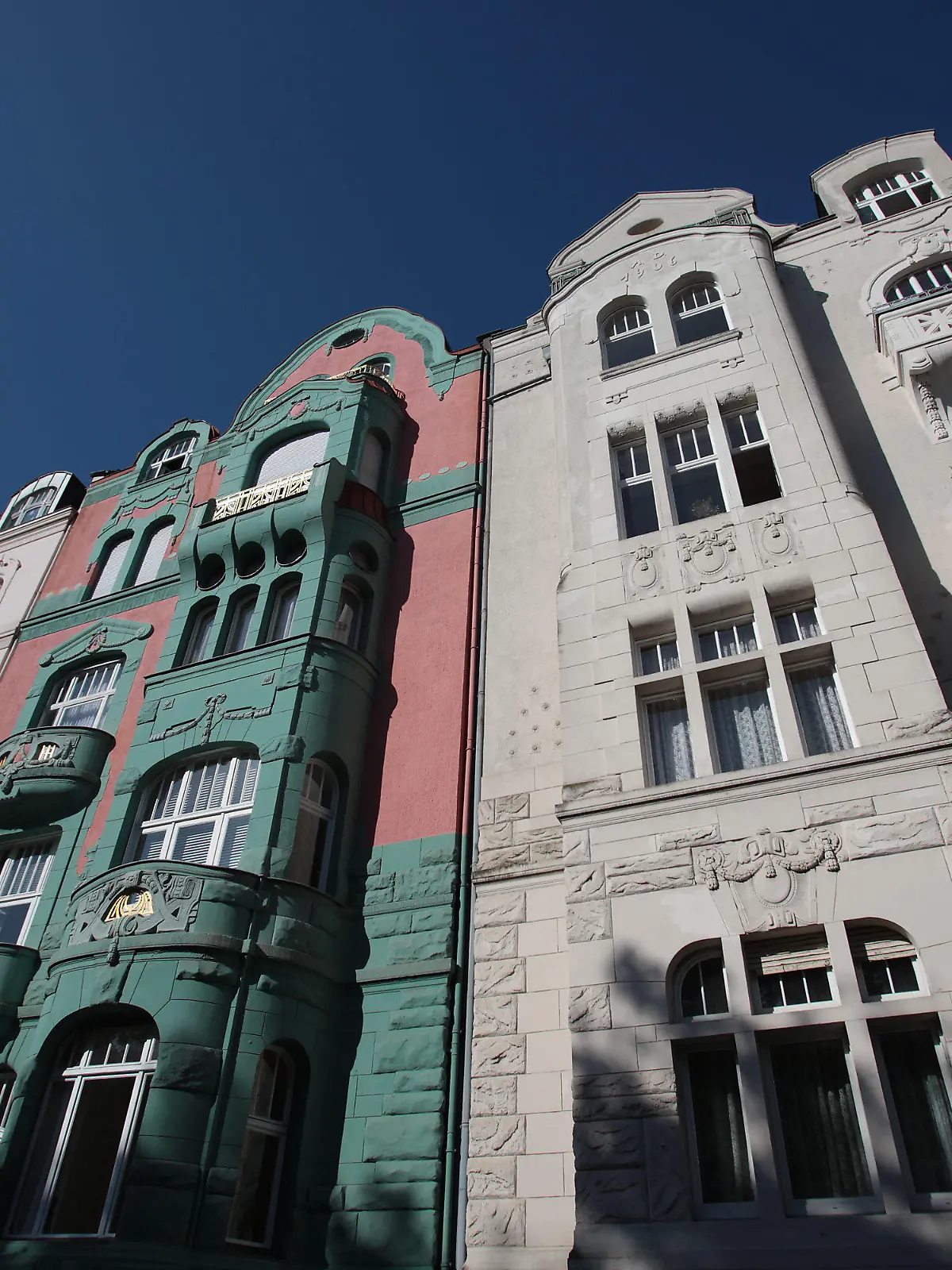 ARCHIV - Die Fassaden von Wohnhäusern aus der Kölner Südstadt (Nordrhein-Westfalen) sind am 23.08.2012 zu sehen. Die Wohnungspolitik und Mietpreis-Bremsen ist einer der Streitpunkte, wenn Union und SPD an diesem Freitag ihre Sondierungsgespräche über eine große Koalition starten. Foto: Oliver Berg/dpa +++(c) dpa - Bildfunk+++