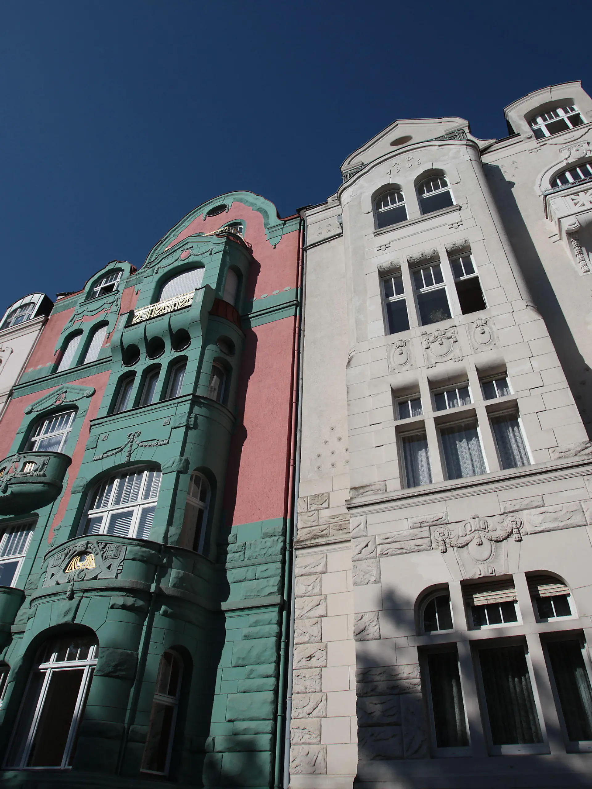 ARCHIV - Die Fassaden von Wohnhäusern aus der Kölner Südstadt (Nordrhein-Westfalen) sind am 23.08.2012 zu sehen. Die Wohnungspolitik und Mietpreis-Bremsen ist einer der Streitpunkte, wenn Union und SPD an diesem Freitag ihre Sondierungsgespräche über eine große Koalition starten. Foto: Oliver Berg/dpa +++(c) dpa - Bildfunk+++