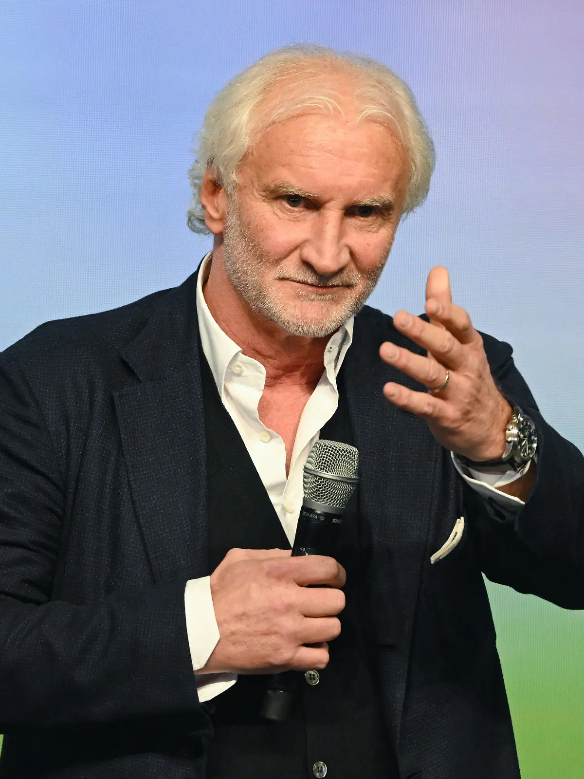 17.01.2023, Hessen, Offenbach/Main: Rudi Völler wird beim DFL-Neujahrsempfang mit dem DFL-Ehrenpreis ausgezeichnet. Beim Neujahrsempfang der Deutschen Fußball Liga (DFL) werden traditionell die Herausforderungen für den Profifußball in den kommenden Monaten angesprochen. Foto: Arne Dedert/dpa +++ dpa-Bildfunk +++