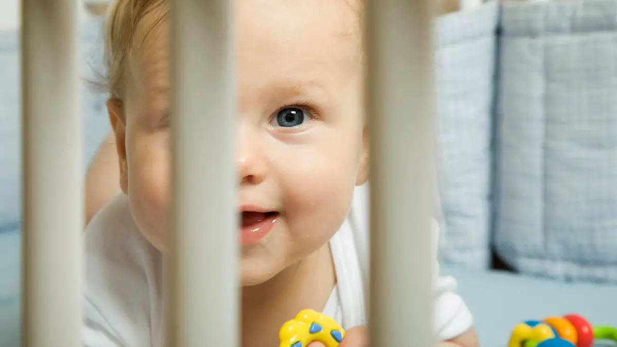 Baby im Bett mit Gitterstben.jpg