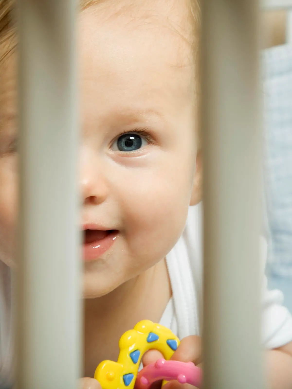 Baby im Bett mit Gitterstben.jpg