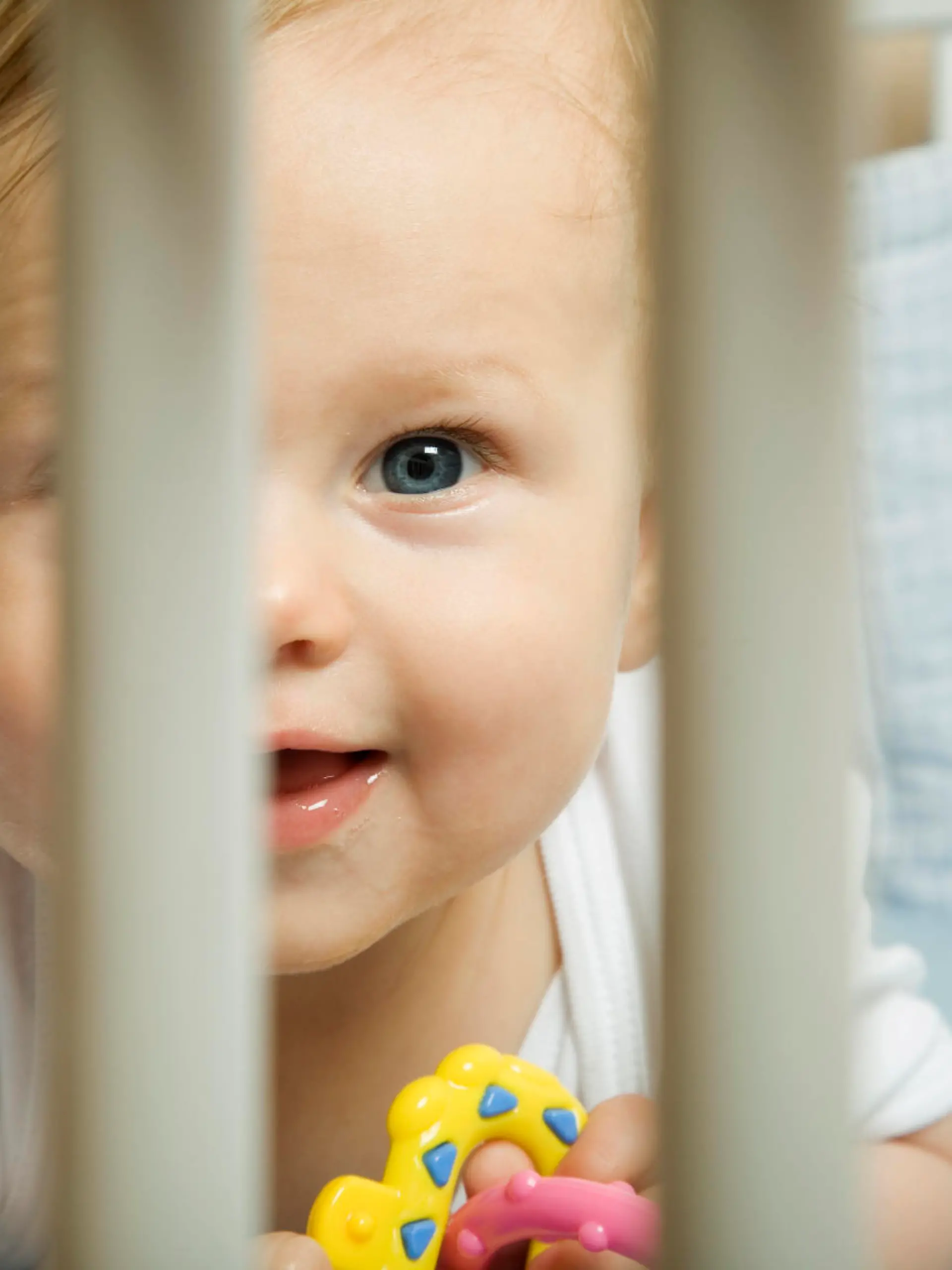 Baby im Bett mit Gitterstben.jpg