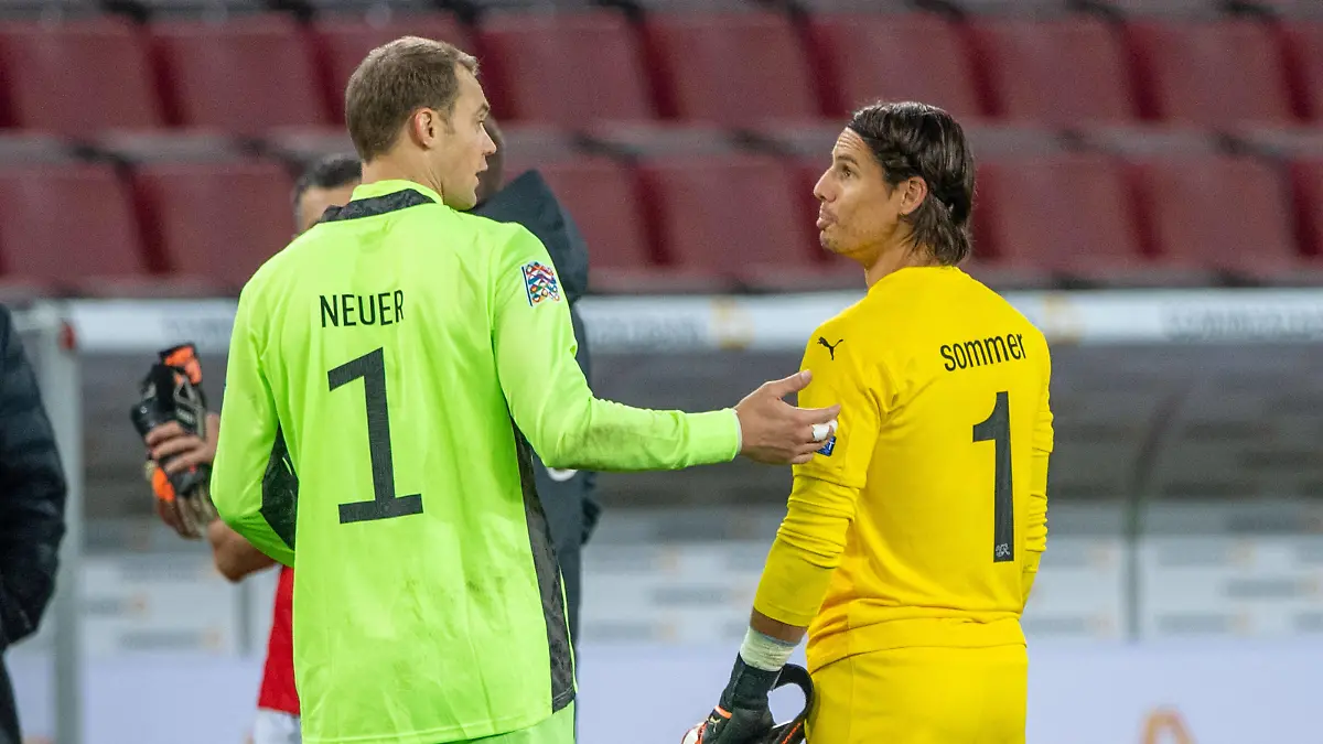 Torwart Manuel NEUER li., GER uind Torwart Yann SOMMER SUI reden lange nach dem Spiel miteinander, redend, Fussball Laenderspiel, UEFA Nations League, Division A, Gruppe 4, Deutschland GER - Schweiz SUI 3:3, am 13.10.2020 in Koeln/ Deutschland.  *** Goalkeeper Manuel NEUER li , GER uind goalkeeper Yann SOMMER SUI talk long after the game together, talking, soccer international, UEFA Nations League, Division A, Group 4, Germany GER Switzerland SUI 3 3, on 13 10 2020 in Cologne Germany  