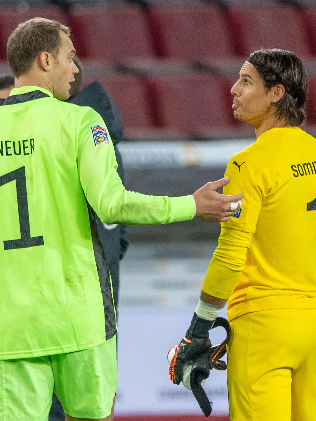 Torwart Manuel NEUER li., GER uind Torwart Yann SOMMER SUI reden lange nach dem Spiel miteinander, redend, Fussball Laenderspiel, UEFA Nations League, Division A, Gruppe 4, Deutschland GER - Schweiz SUI 3:3, am 13.10.2020 in Koeln/ Deutschland.  *** Goalkeeper Manuel NEUER li , GER uind goalkeeper Yann SOMMER SUI talk long after the game together, talking, soccer international, UEFA Nations League, Division A, Group 4, Germany GER Switzerland SUI 3 3, on 13 10 2020 in Cologne Germany  