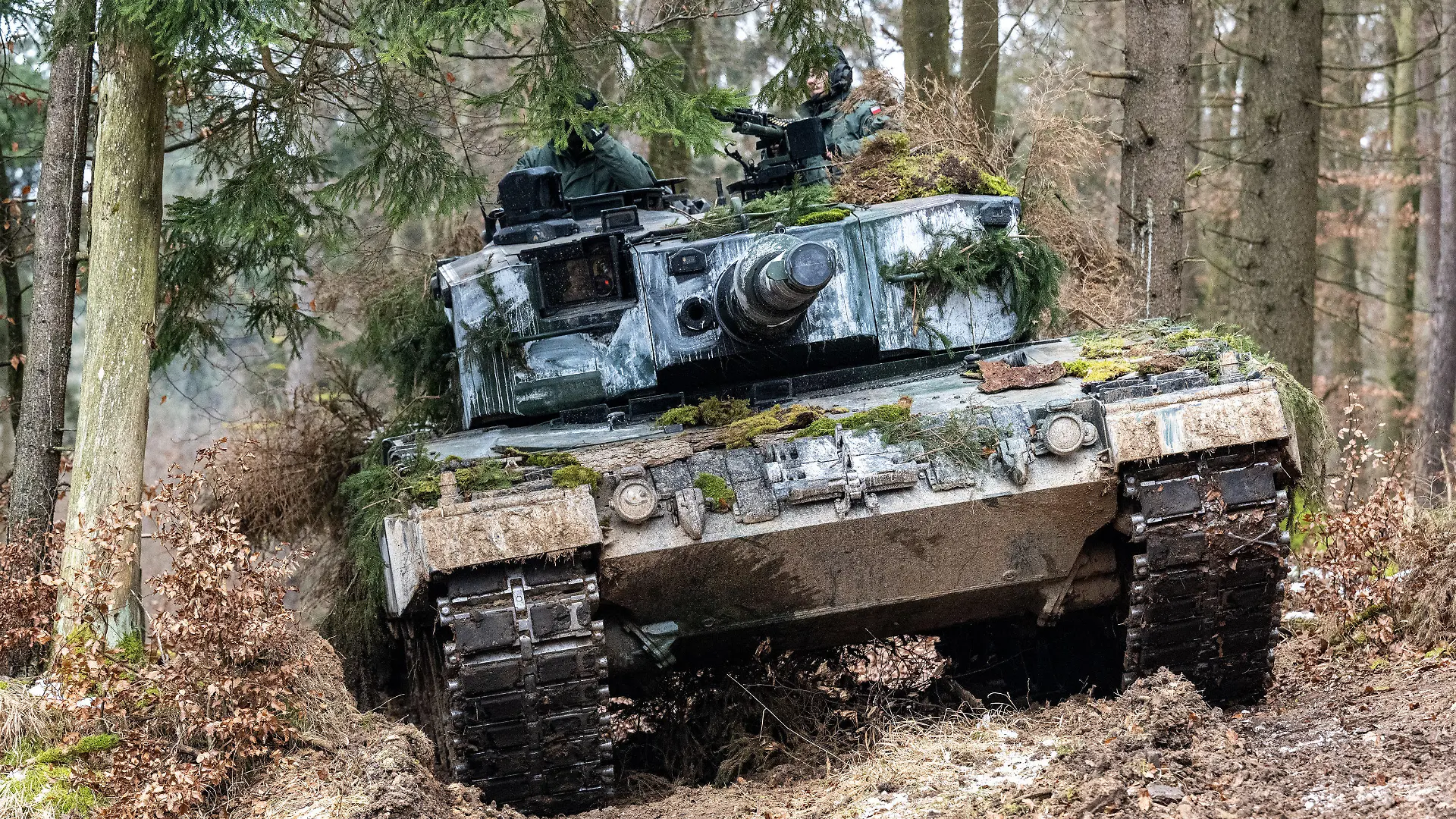 ARCHIV - 27.01.2022, Bayern, Hohenfels: Ein Panzer der polnischen Armee vom Typ Leopard 2 steht während der internationalen Militärübung «Allied Spirit 2022» auf dem Gelände des Truppenübungsplatzes Hohenfels in einem Waldstück. Mit Helikoptern, Panzern und Infanterie trainierten Militärkräfte aus mehr als zehn Ländern auf einem Übungsgelände für den Ernstfall. (Zu dpa "Ukraine-Krieg: Weichen stehen auf Lieferung von Leopard-2-Panzern") Foto: Armin Weigel/dpa +++ dpa-Bildfunk +++