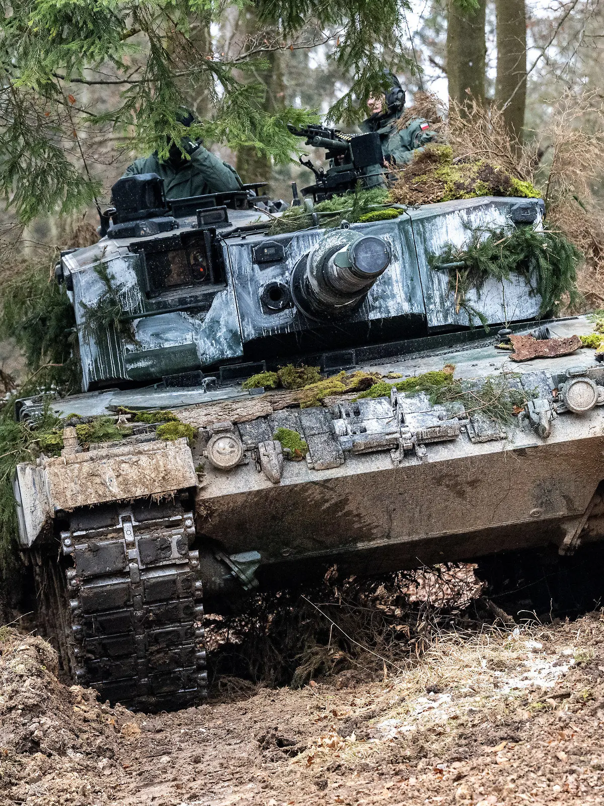 ARCHIV - 27.01.2022, Bayern, Hohenfels: Ein Panzer der polnischen Armee vom Typ Leopard 2 steht während der internationalen Militärübung «Allied Spirit 2022» auf dem Gelände des Truppenübungsplatzes Hohenfels in einem Waldstück. Mit Helikoptern, Panzern und Infanterie trainierten Militärkräfte aus mehr als zehn Ländern auf einem Übungsgelände für den Ernstfall. (Zu dpa "Ukraine-Krieg: Weichen stehen auf Lieferung von Leopard-2-Panzern") Foto: Armin Weigel/dpa +++ dpa-Bildfunk +++