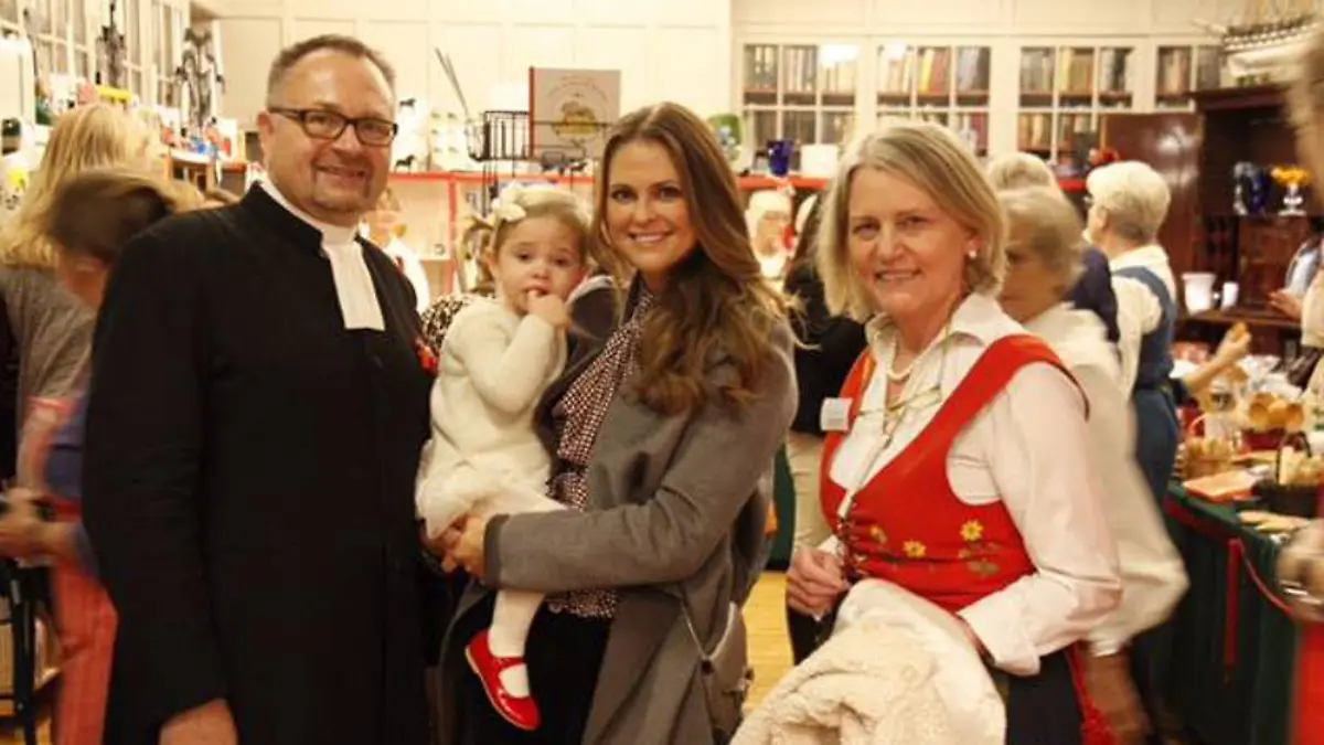 Prinzessin Madeleine (Mitte) und ihre Tochter Prinzessin Leonore bei der Eröffnung des Weihnachtsmarkts in London