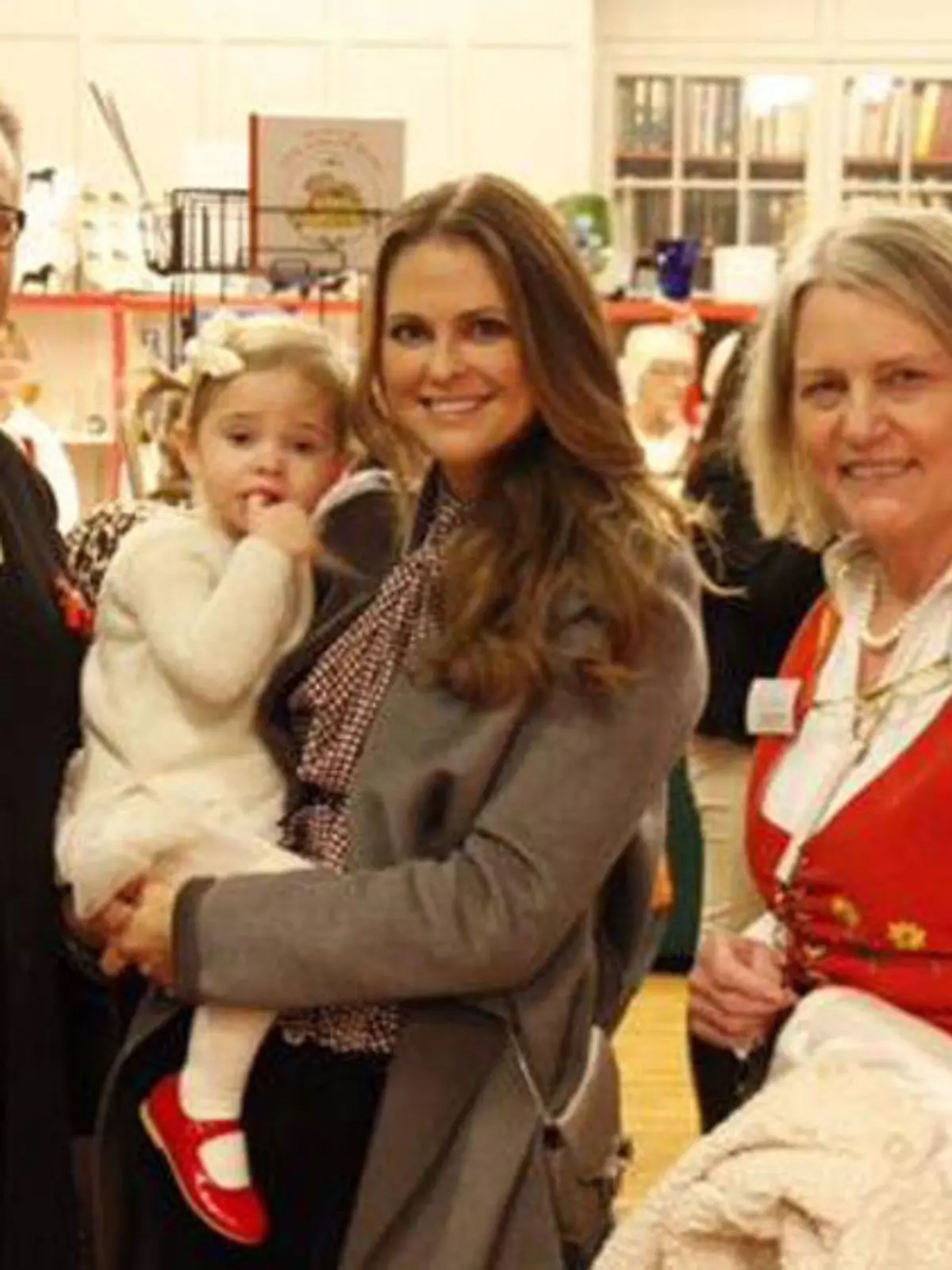 Prinzessin Madeleine (Mitte) und ihre Tochter Prinzessin Leonore bei der Eröffnung des Weihnachtsmarkts in London