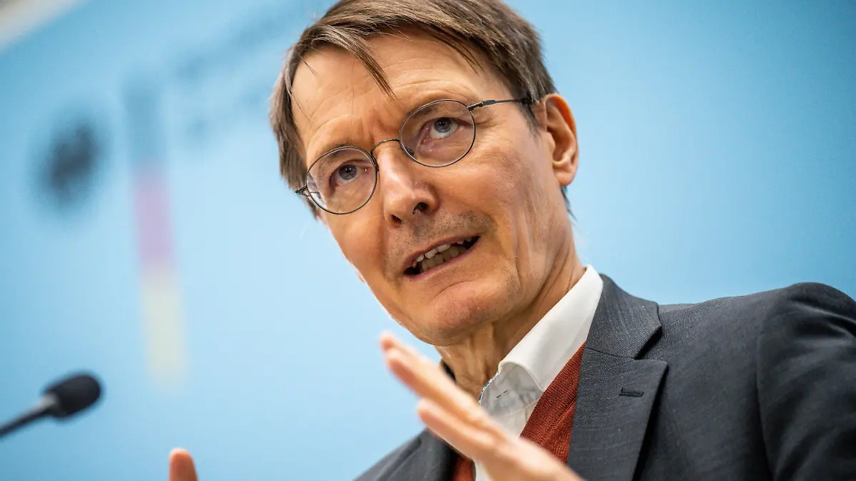 ARCHIV - 29.11.2022, Berlin: Karl Lauterbach (SPD), Bundesminister für Gesundheit, nimmt an einem Pressestatment zu aktuellen gesundheitspolitischen Themen teil. (zu dpa: "Gesundheitsminister Lauterbach Pressestatement") Foto: Michael Kappeler/dpa +++ dpa-Bildfunk +++