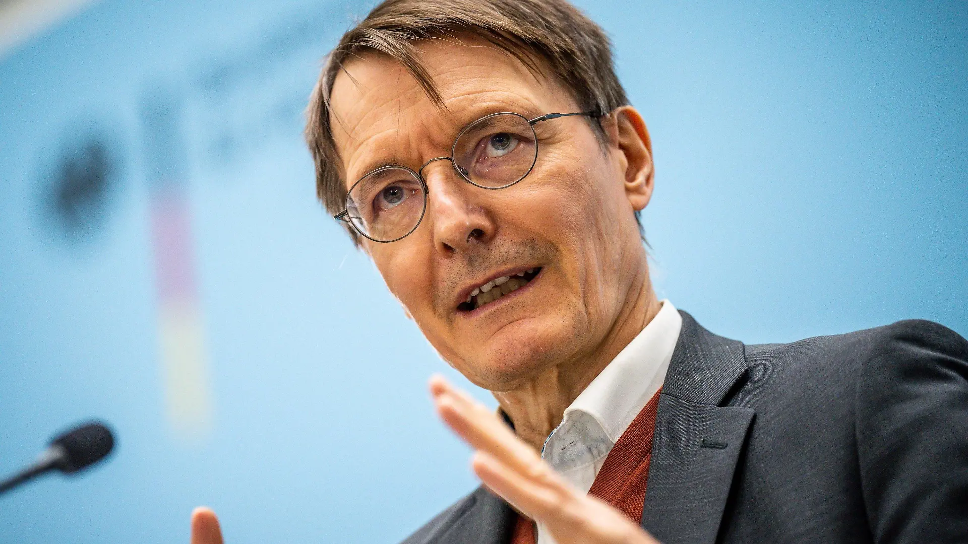 ARCHIV - 29.11.2022, Berlin: Karl Lauterbach (SPD), Bundesminister für Gesundheit, nimmt an einem Pressestatment zu aktuellen gesundheitspolitischen Themen teil. (zu dpa: "Gesundheitsminister Lauterbach Pressestatement") Foto: Michael Kappeler/dpa +++ dpa-Bildfunk +++