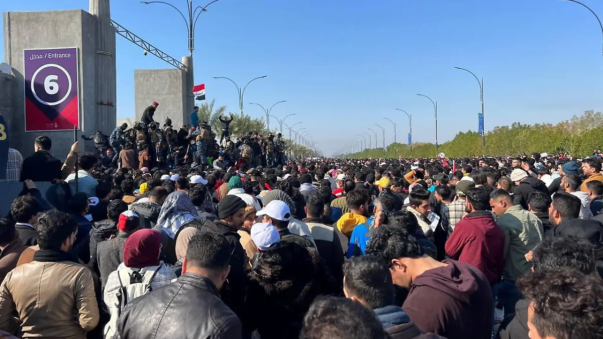 Soccer fans gather to enter the Basra International Stadium to watch the final match of the 25th Arabian Gulf Cup between Iraq and Oman, in Basra, Iraq January 19, 2023. REUTERS/Mohammed Aty NO RESALES. NO ARCHIVES