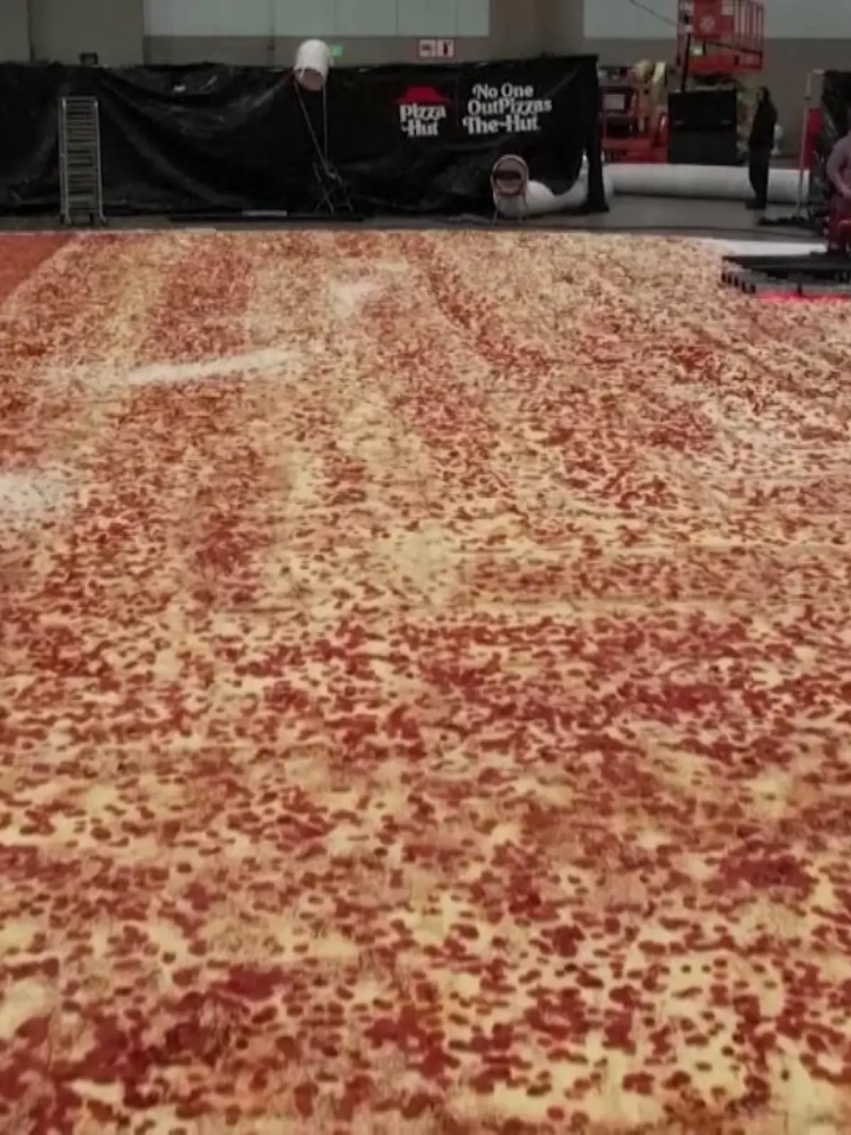 In Los Angeles soll diese Pizza ins Guinnessbuch der Rekorde eingehen. Eine US-amerikanische Fastfood-Kette will mit knapp 1.300 Quadratmetern Größe einen neuen Weltrekord aufstellen. Im Anschluss sollen knapp 68.000 Pizzastücke an Bedürftige gespendet werden.