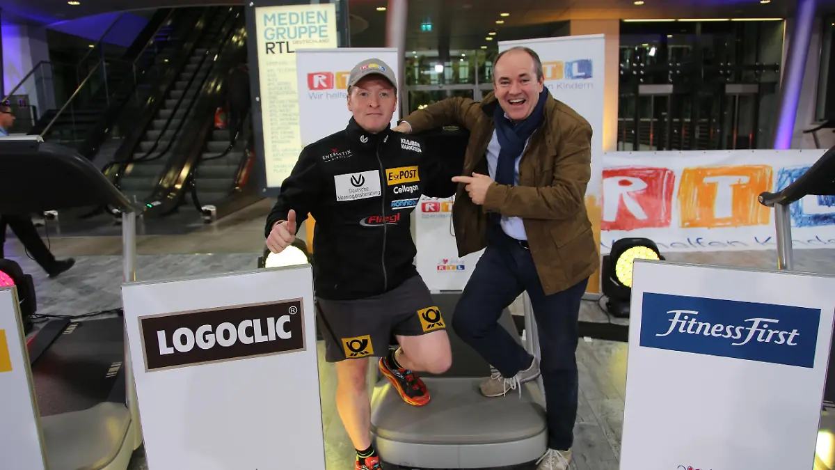 "20 Jahre, 20 Laufbänder, 20.000 Euro! Zum 20. RTL-Spendenmarathon haben wir uns für den irren Iren Joey Kelly mit der "24h Laufband-Challenge_ etwas ganz Besonderes ausgedacht", erklärt RTL Charity-Chef Wolfram Kons (r.).