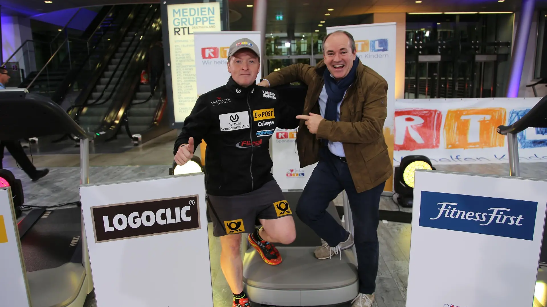 "20 Jahre, 20 Laufbänder, 20.000 Euro! Zum 20. RTL-Spendenmarathon haben wir uns für den irren Iren Joey Kelly mit der "24h Laufband-Challenge_ etwas ganz Besonderes ausgedacht", erklärt RTL Charity-Chef Wolfram Kons (r.).