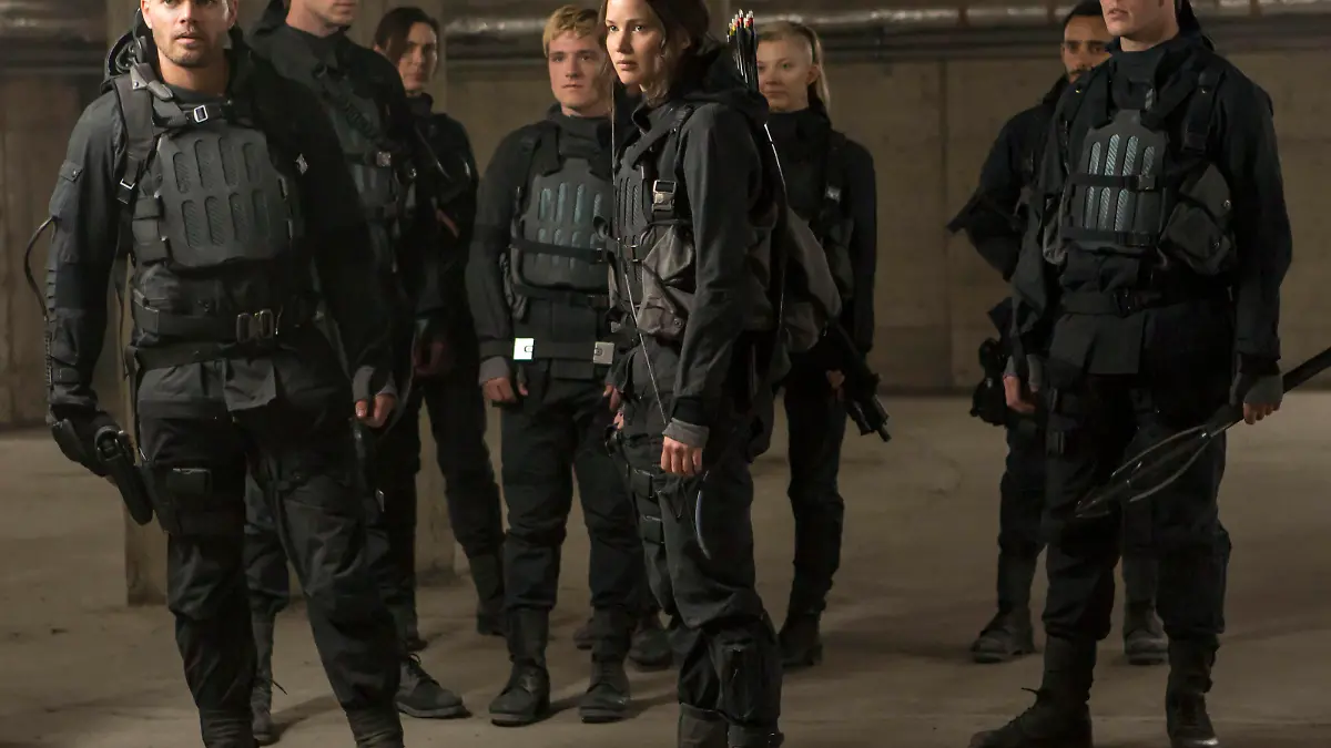 V.l.n.r.: Castor (Wes Chatham), Gale Hawthorne (Liam Hemsworth), Lieutenant Jackson (Michelle Forbes), Peeta Mellark (Josh Hutcherson), Katniss Everdeen (Jennifer Lawrence), Cressida (Natalie Dormer), Homes (Omid Abtahi) und Finnick Odair (Sam Claflin)