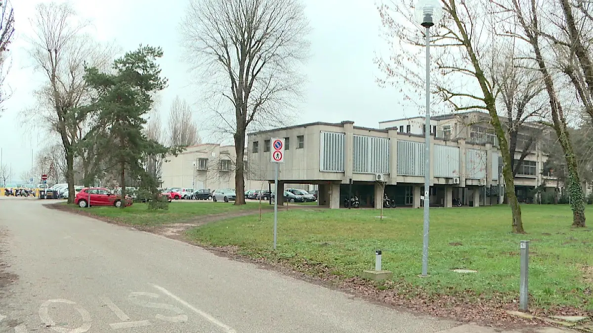 Außenansicht der Berufsschule "Viola Marchesini" in Rovigo, Italien.