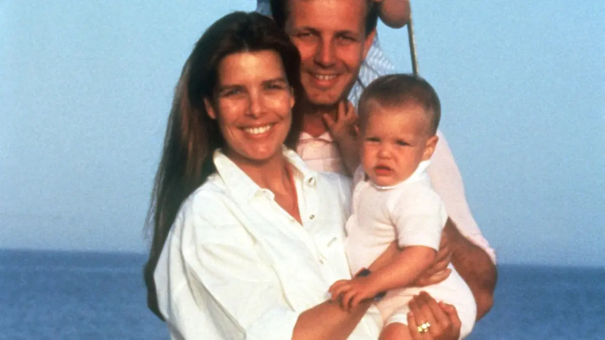 Prinzessin Caroline von Monaco mit ihrem Ehemann Stefano Casiraghi und den Kindern Andrea und Charlotte im August 1987.