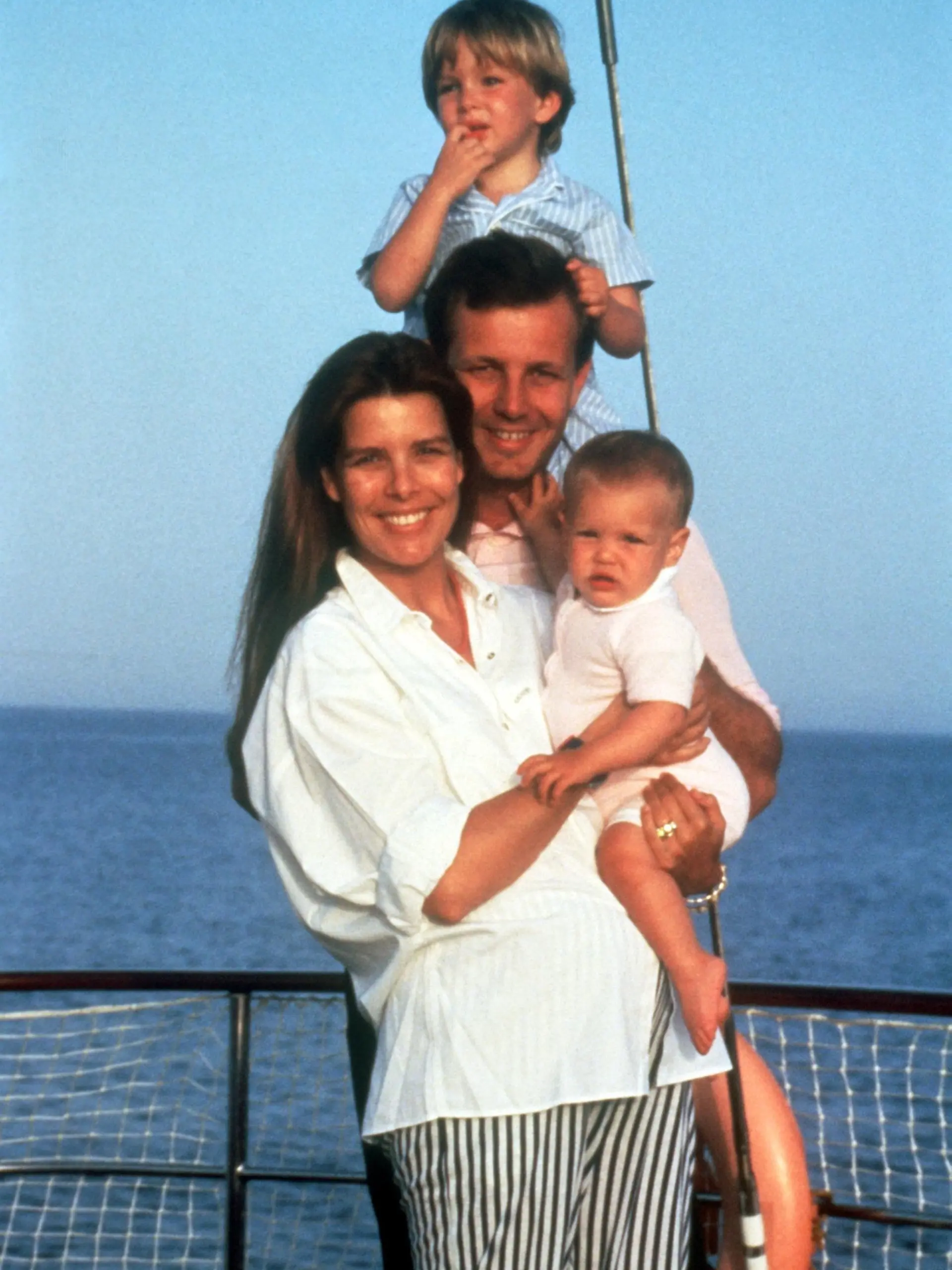 Prinzessin Caroline von Monaco mit ihrem Ehemann Stefano Casiraghi und den Kindern Andrea und Charlotte im August 1987.