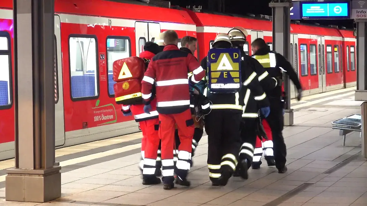 Sie ist ganz in der Nähe, als das Unglück auf den Gleisen passiert.