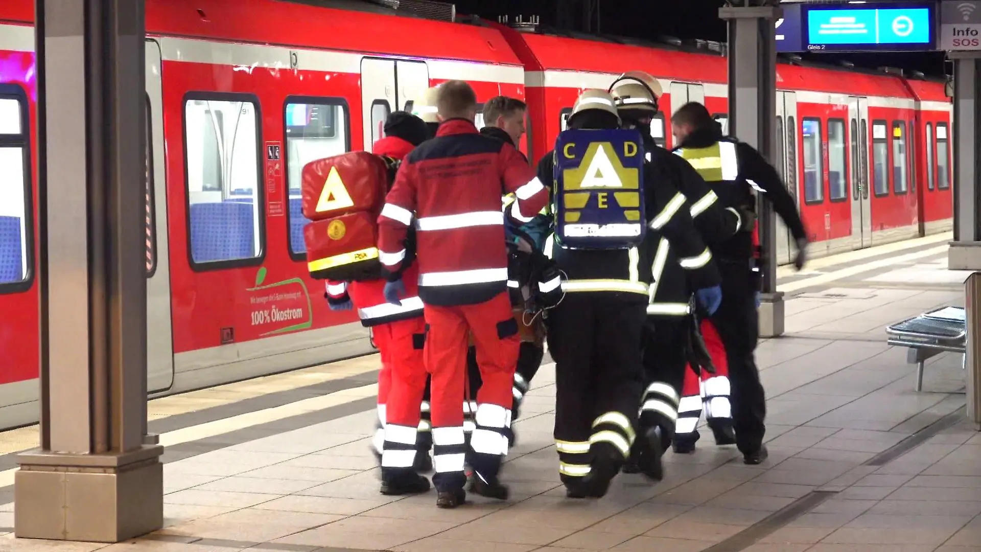 Sie ist ganz in der Nähe, als das Unglück auf den Gleisen passiert.