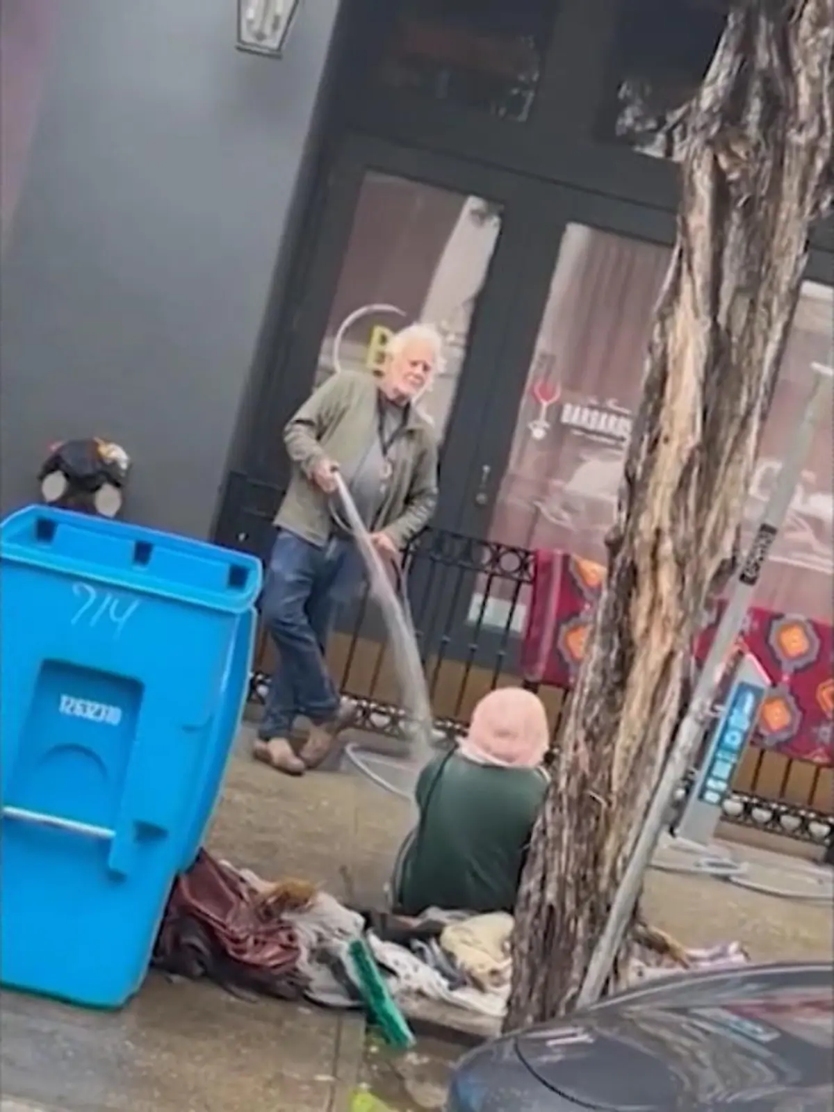Ein Galerie-Besitzer aus San Francisco im US-Bundesstaat Kalifornien versuchte, eine Obdachlose wenige Meter vor seinem Laden mit einem Wasserschlauch zu verscheuchen. Jemand hielt die menschenverachtende Szenen fest, das Video sorgte für viel Kritik im Netz. Jetzt ist der 71-jährige Mann festgenommen worden. Im Video entschuldigt sich der Angeklagte erstmals nach dem Vorfall.