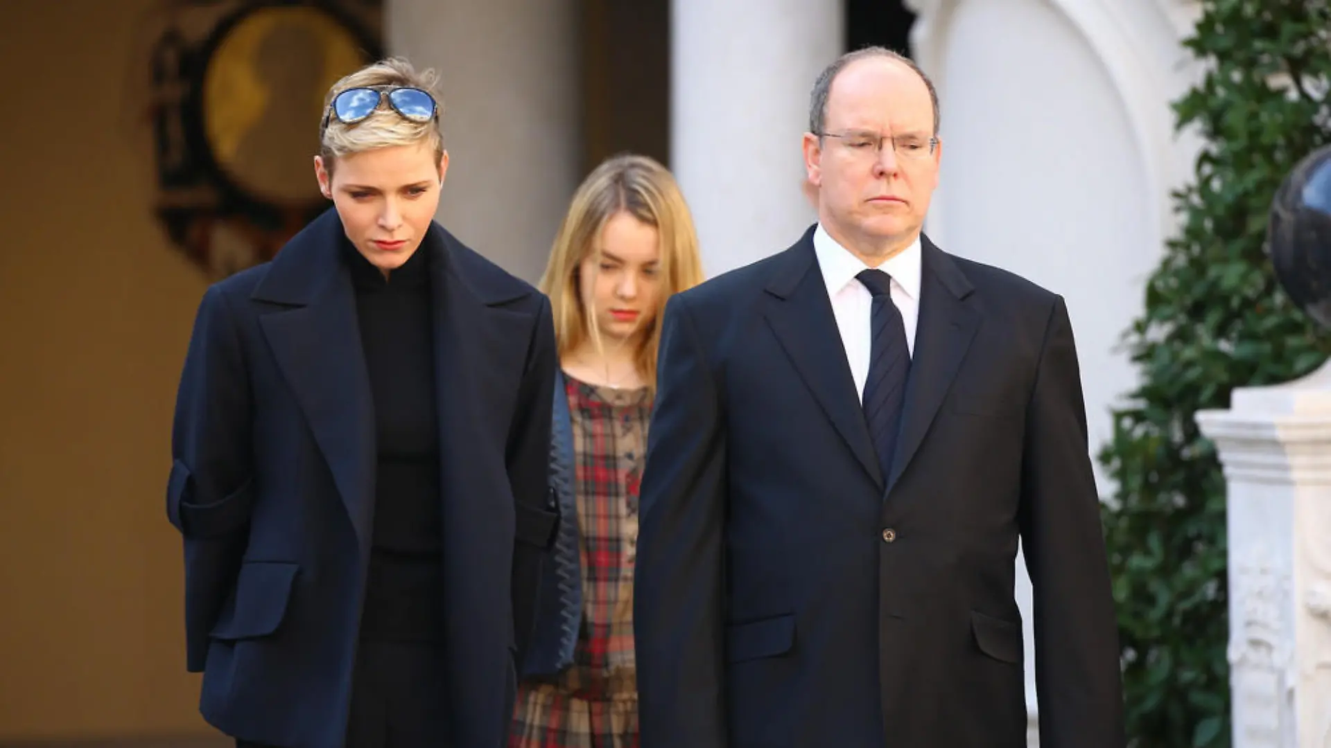 Fürst Albert II. gedenkt gemeinsam mit seiner Frau Charlène und Prinzessin Alexandra von Hannover den Opfern von Paris
