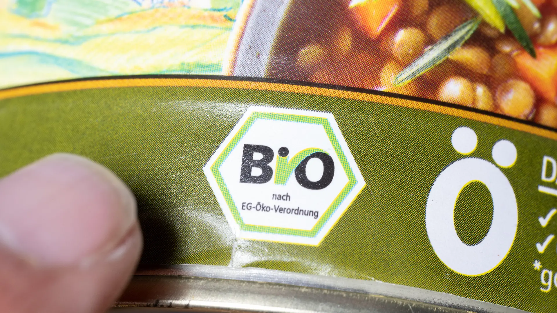 ARCHIV - 30.05.2022, Baden-Württemberg, Stuttgart: ILLUSTRATION - Auf einer Dose mit Lebensmitteln ist ein Biosiegel aufgedruckt, mit dem Schriftzug "Bio nach EG-Öko-Verodnung". Viele Bio-Lebensmittel verteuerten sich zuletzt deutlich weniger als die Produkte aus konventioneller Produktion. (zu dpa: «Studie: Preisanstieg bei Bio-Lebensmitteln geringer») Foto: Bernd Weißbrod/dpa +++ dpa-Bildfunk +++