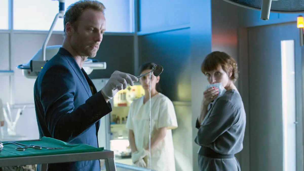 Die Kommissare Rubin (Meret Becker, re.) und Karow (Mark Waschke) beschäftigen sich im "Tatort" mit einem kniffligen Fall