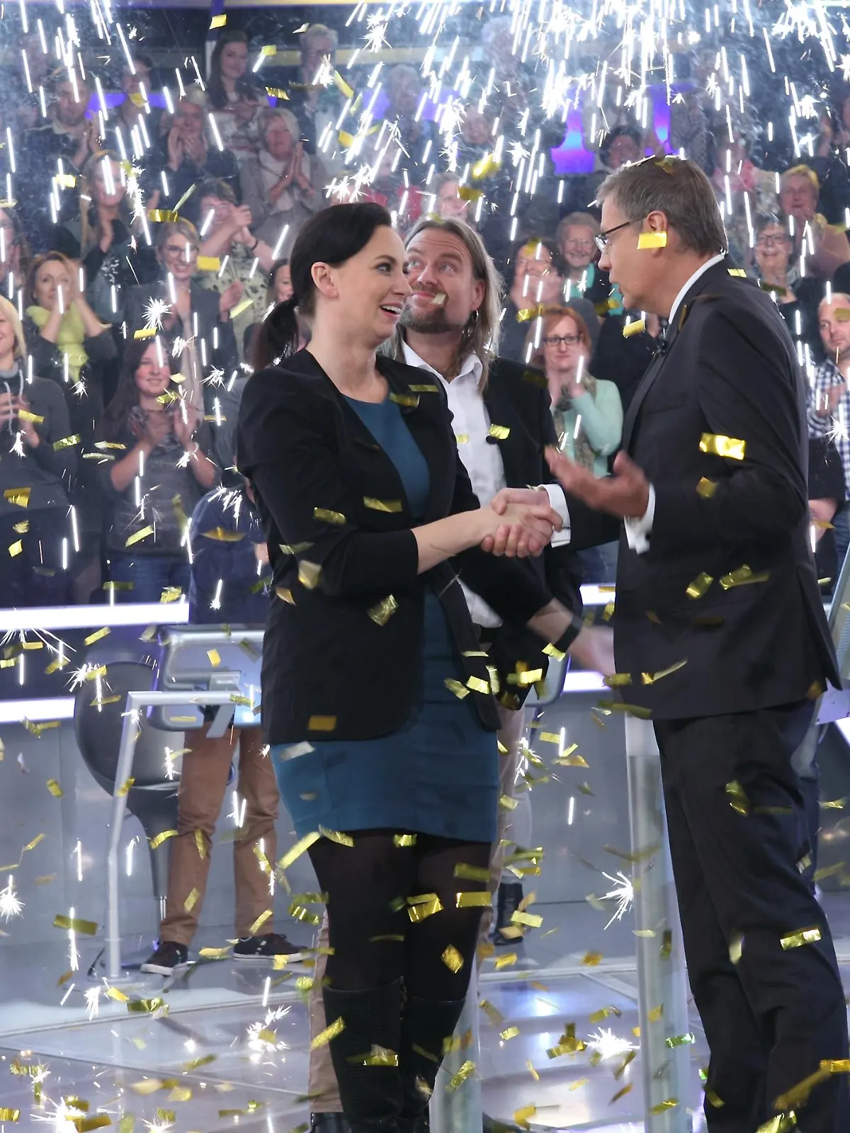 Moderator Günther Jauch (r.), Nadja Sidikjar aus Dresden und Ulrich Büttner aus Konstanz     Achtung! Sperrfrist für alle Medien bis Fr., 13.11.2015, 22:15 Uhr!!!!