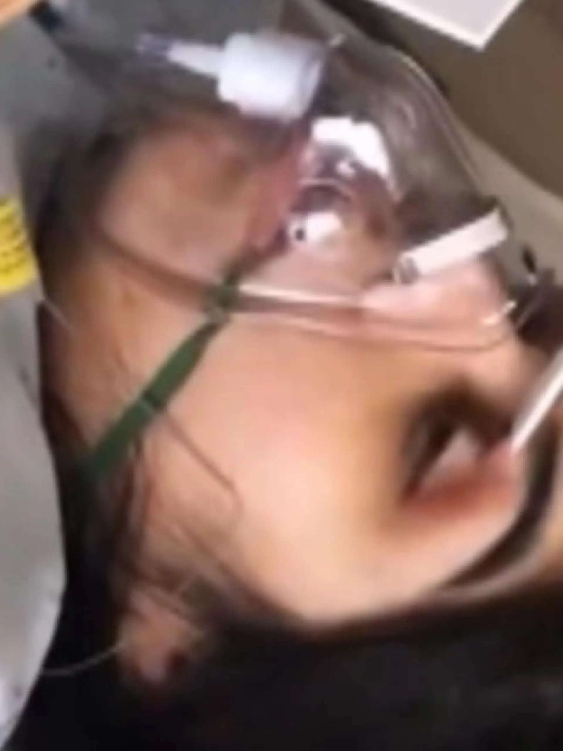 Wenn die Geburt zum Streaming-Event wird, dann muss das Make-up schließlich gut sitzen! Auf TikTok werden jetzt Make-up-Routinen während der Geburt gefeiert. Zwischen den Wehen mit Pinsel und Puder noch schnell schminken – und weiter geht‘s. Man will auf den Fotos im Familienalbum später immerhin gut aussehen. Eine Mami in spe beteuert sogar, dass der Glow selbst nach 24 Stunden im Krankenhaus und den ganzen Strapazen noch vorhanden war. So eine Geburt ist schon etwas ganz Besonderes. Da tut man heutzutage doch fast alles für das perfekte Foto oder etwa nicht?