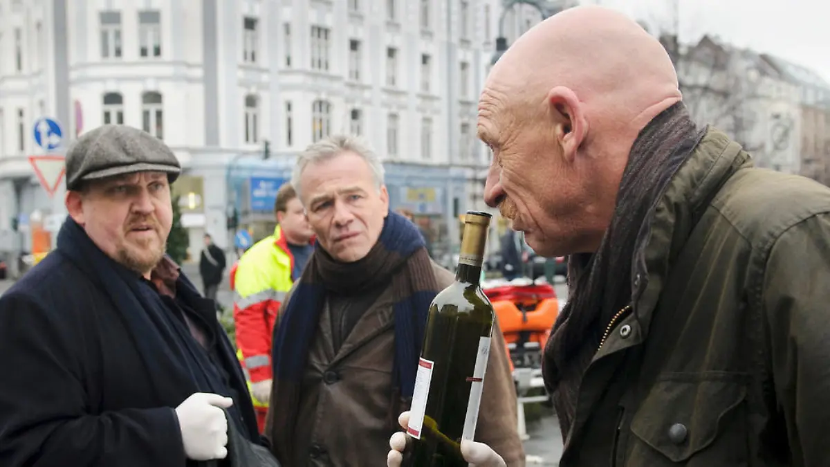 Die Kommissare Ballauf (Klaus J. Behrendt, M.) und Schenk (Dietmar Bär, l.) ermitteln im Fall eines vergifteten Obdachlosen
