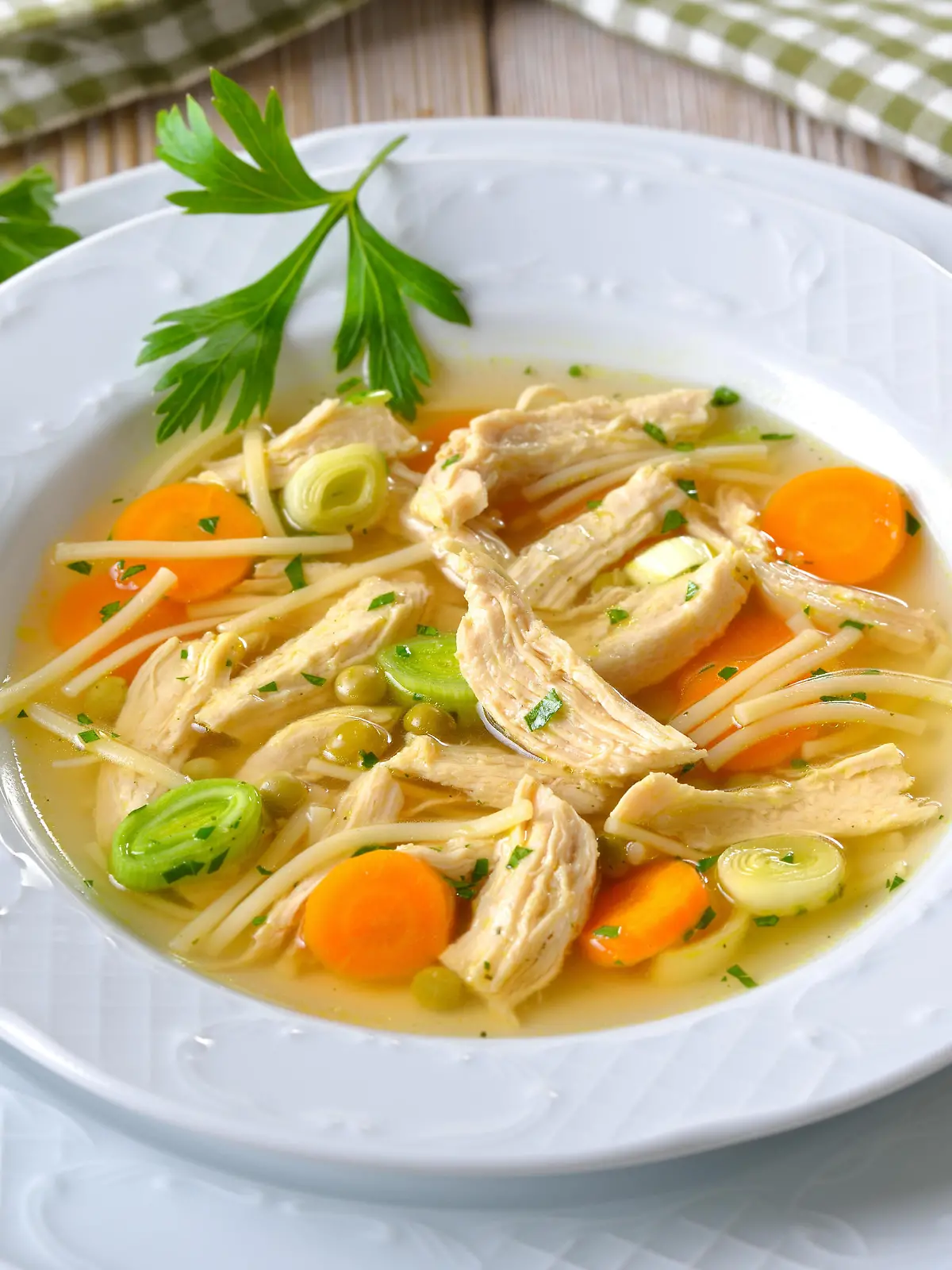 Kräftige Hühnersuppe mit Fleischeinlage, Nudeln und Gemüse ? Delicious homemade chicken soup with peaces of chicken breast and fresh vegetables in season